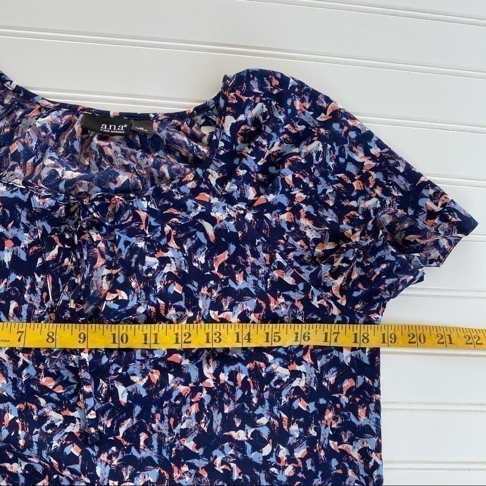 a.n.a Short Sleeve Blouse Size M Navy Blue Abstract Tie Neck Top - Picture 8 of 9